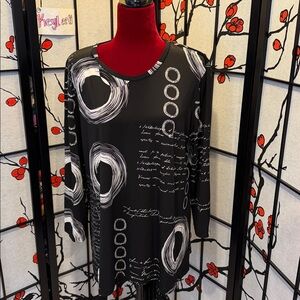 #66. 🪷Black and White Graphic Print Top. Xl